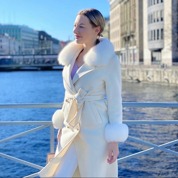 Cashmere wool coat with fox fur trimming. - Picture 3 of 3